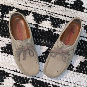 Tan Clark’s wallabees size 8